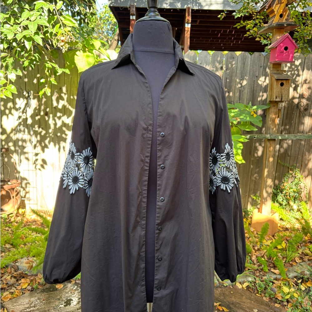 Cartise black tunic w/floral applique